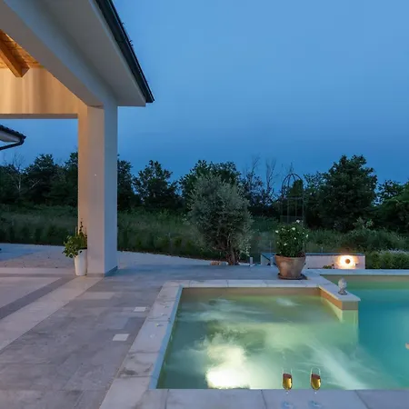 Holiday home Modern With Swimming Pool And Fenced Garden