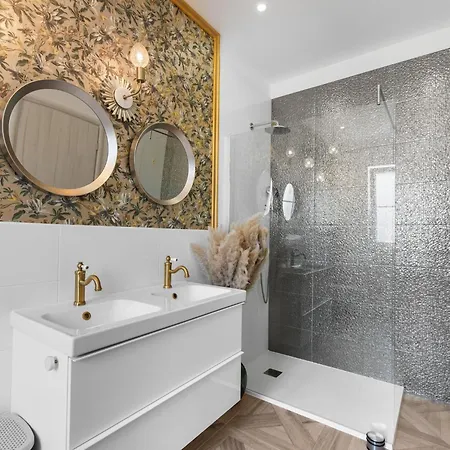 Modern With Swimming Pool And Fenced Garden Zminj