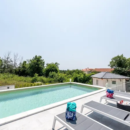 Holiday home Modern With Swimming Pool And Fenced Garden