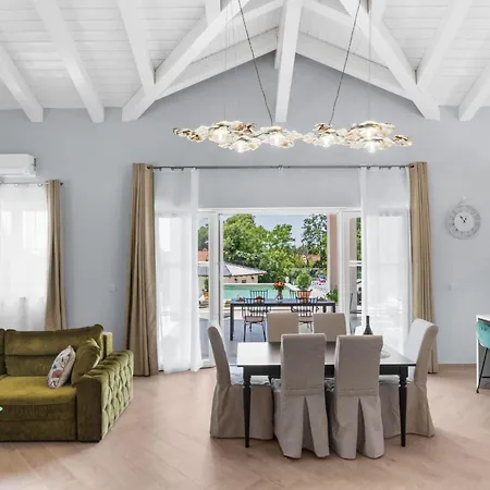 Modern With Swimming Pool And Fenced Garden Zminj