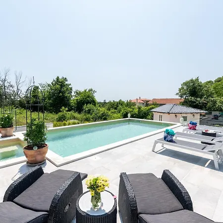 Modern With Swimming Pool And Fenced Garden Zminj