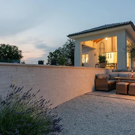 Holiday home Modern With Swimming Pool And Fenced Garden