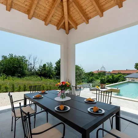 Holiday home Modern With Swimming Pool And Fenced Garden