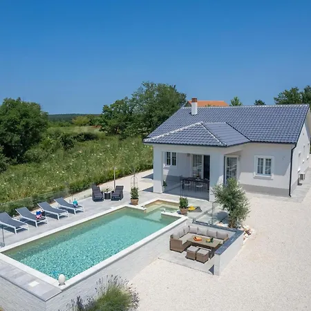 Holiday home Modern With Swimming Pool And Fenced Garden *